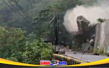 Longsor Jalan Nasional Trenggalek–Ponorogo KM 16 di Desa Nglinggis menutup badan jalan dengan bongkahan batu besar