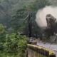 Longsor Jalan Nasional Trenggalek–Ponorogo KM 16 di Desa Nglinggis menutup badan jalan dengan bongkahan batu besar