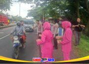 Kapolsek Purwosari Bersama Bhayangkari Bagikan 250 Takjil, Wujud Kepedulian di Bulan Ramadan