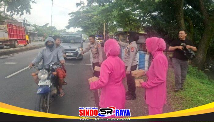 Kapolsek Purwosari Bersama Bhayangkari Bagikan 250 Takjil, Wujud Kepedulian di Bulan Ramadan