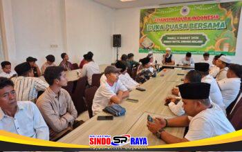 Ketua Umum AMI, Baihaki Akbar bersama Pengurus dan anggota Aliansi Madura Indonesia mengikuti rapat konsolidasi saat acara Buka Puasa Bersama di Hotel Amaris Surabaya.