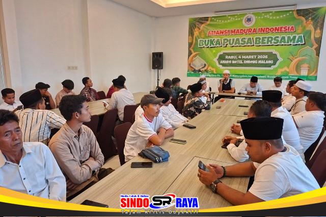 Ketua Umum AMI, Baihaki Akbar bersama Pengurus dan anggota Aliansi Madura Indonesia mengikuti rapat konsolidasi saat acara Buka Puasa Bersama di Hotel Amaris Surabaya.