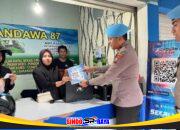 Plt Kasipropam Polres Bangkalan IPDA Rezaki menyerahkan selebaran QR Code Dumas Online kepada warga di Terminal Bangkalan.