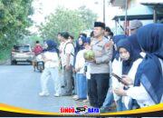 Jalin Sinergitas, Kapolres Bangkalan Bagi Bagi Takjil Bersama Mahasiswa di Depan Pos Pandabah Kamal