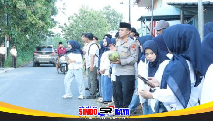Jalin Sinergitas, Kapolres Bangkalan Bagi Bagi Takjil Bersama Mahasiswa di Depan Pos Pandabah Kamal