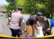 Gotong Royong Polres Lumajang dan Warga Pasang Ratusan Bronjong di Lokasi Longsor