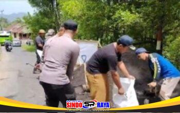 Gotong Royong Polres Lumajang dan Warga Pasang Ratusan Bronjong di Lokasi Longsor