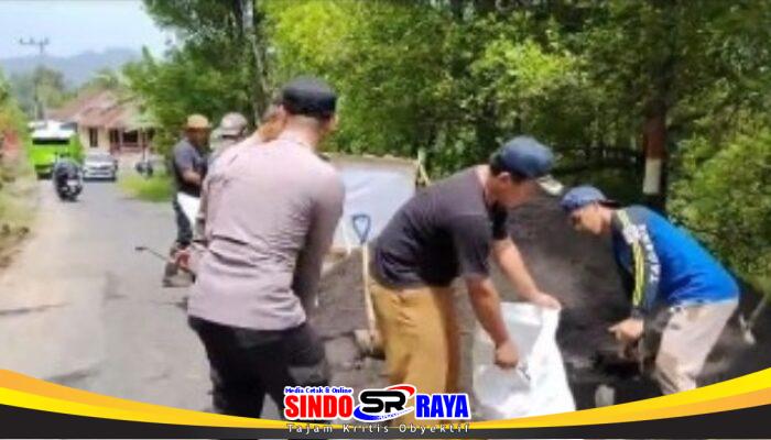 Gotong Royong Polres Lumajang dan Warga Pasang Ratusan Bronjong di Lokasi Longsor