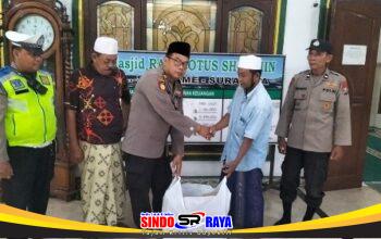 Gelorakan Semangat Berbagi, Polsek Semampir Salurkan Takjil di Masjid Raudhatul Sholihin