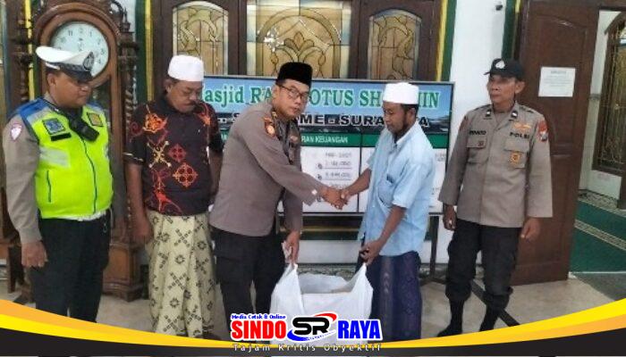 Gelorakan Semangat Berbagi, Polsek Semampir Salurkan Takjil di Masjid Raudhatul Sholihin