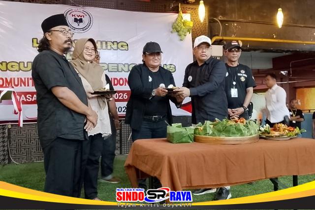 Pelantikan pengurus KWI Jatim 2026–2027 di Surabaya dengan prosesi pemotongan tumpeng