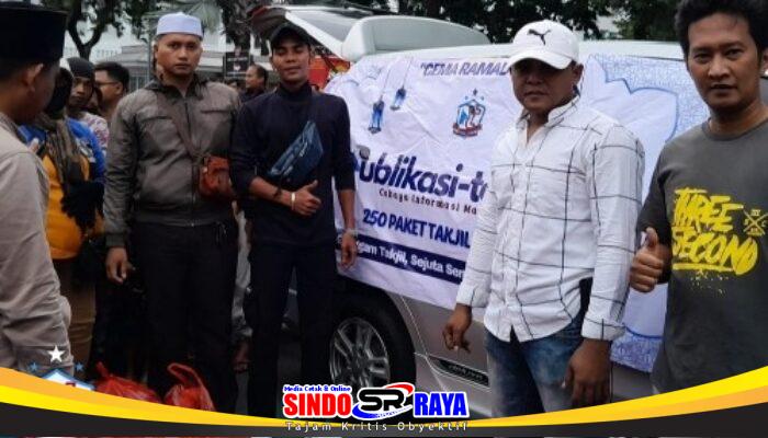 Wujud Syukur, Media Publikasiterkini.com Bagikan Takjil Gratis di Kawasan Jembatan Merah Surabaya