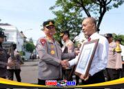 Kapolrestabes Surabaya Beri Penghargaan Anggota dan Warga Berprestasi Jelang Idul Fitri