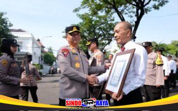 Kapolrestabes Surabaya Beri Penghargaan Anggota dan Warga Berprestasi Jelang Idul Fitri