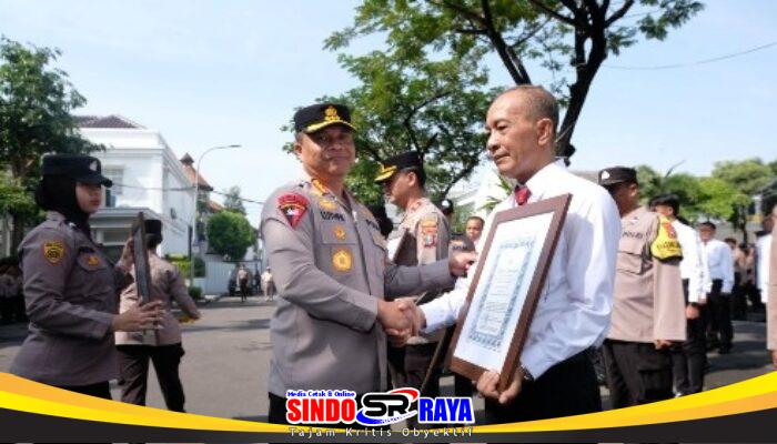 Kapolrestabes Surabaya Beri Penghargaan Anggota dan Warga Berprestasi Jelang Idul Fitri