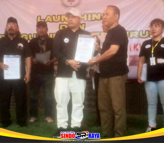 Penyerahan SK Ketua KWI Bojonegoro kepada Teguh Imam Waluyo saat pelantikan pengurus Komunitas Wartawan Indonesia di Surabaya