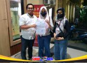 Dokter di Malang bersama kuasa hukum menunjukkan bukti laporan terhadap oknum jaksa ke Polda Jatim terkait dugaan KDRT psikis