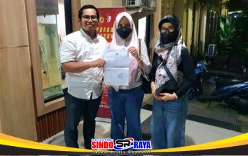 Dokter di Malang bersama kuasa hukum menunjukkan bukti laporan terhadap oknum jaksa ke Polda Jatim terkait dugaan KDRT psikis