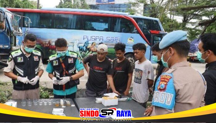 Pastikan Keselamatan Perjalanan Polres Tanjung Perak Cek Urine 43 Sopir Truk dan Bus Jelang Mudik Lebaran