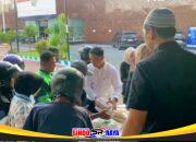 Personel Satresnarkoba Polres Ngawi bagi takjil gratis kepada pengendara