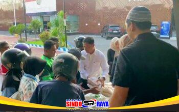 Personel Satresnarkoba Polres Ngawi bagi takjil gratis kepada pengendara