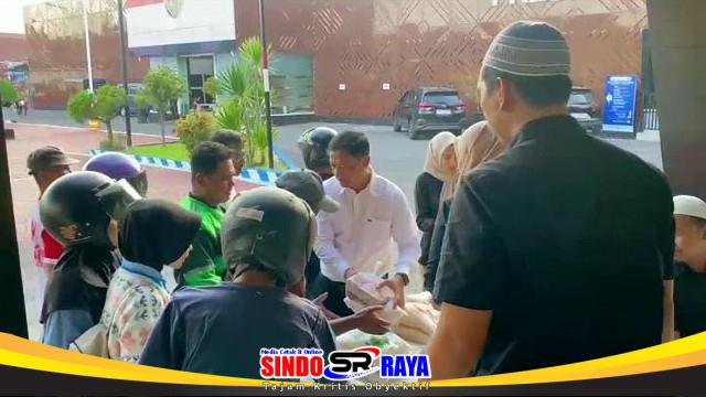 Personel Satresnarkoba Polres Ngawi bagi takjil gratis kepada pengendara