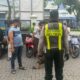 Polisi Polres Pelabuhan Tanjung Perak dan Polsek Kenjeran menertibkan remaja dan mengamankan sepeda motor saat dugaan balap liar di Jalan HM Noer Surabaya dekat Jembatan Suramadu.