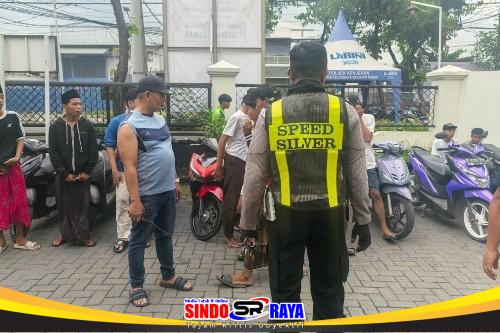 Polisi Polres Pelabuhan Tanjung Perak dan Polsek Kenjeran menertibkan remaja dan mengamankan sepeda motor saat dugaan balap liar di Jalan HM Noer Surabaya dekat Jembatan Suramadu.