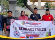 Ramadhan Berkah, Media Jurnal Peristiwa Bagikan 250 Paket Takjil di Surabaya