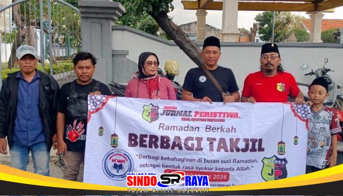 Ramadhan Berkah, Media Jurnal Peristiwa Bagikan 250 Paket Takjil di Surabaya
