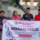 Media Jurnal Peristiwa berbagi takjil Ramadan kepada pengendara di depan Makam Pahlawan WR Soepratman Surabaya