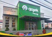 Eksterior bangunan Gojek Lounge di Terminal Purabaya, Sidoarjo, menampilkan logo Gojek, Harapan Jaya, dan PT Satu Kosong Tujuh.