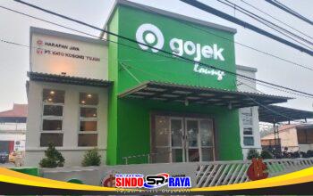 Eksterior bangunan Gojek Lounge di Terminal Purabaya, Sidoarjo, menampilkan logo Gojek, Harapan Jaya, dan PT Satu Kosong Tujuh.