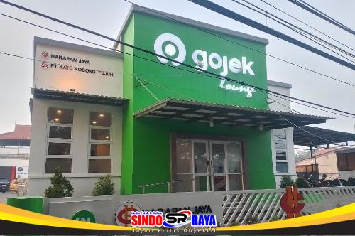 Eksterior bangunan Gojek Lounge di Terminal Purabaya, Sidoarjo, menampilkan logo Gojek, Harapan Jaya, dan PT Satu Kosong Tujuh.
