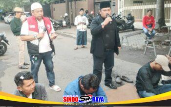 Abah Syamsul Arifin memberikan sambutan saat acara buka puasa bersama di Surabaya.