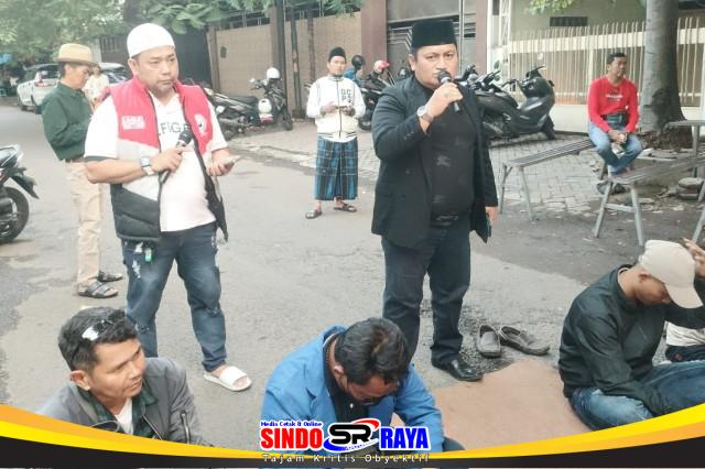 Abah Syamsul Arifin memberikan sambutan saat acara buka puasa bersama di Surabaya.