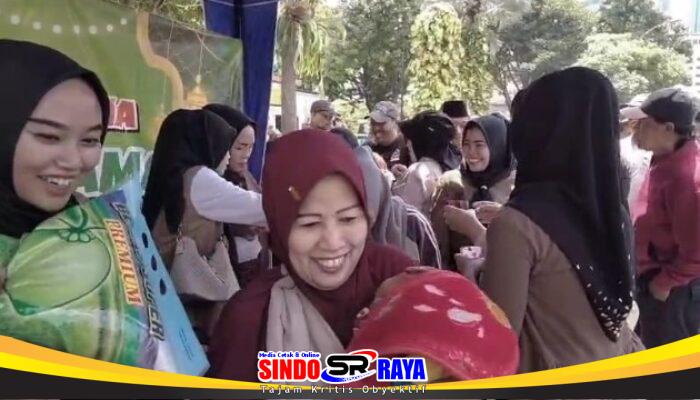 Aliansi Madura Indonesia Salurkan 2.000 Paket Sembako di Depan Gedung Grahadi