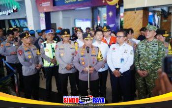 Kapolri Jenderal Listyo Sigit Prabowo memberikan keterangan pers mengenai kesiapan mudik Lebaran 2026 di Stasiun Surabaya Gubeng.