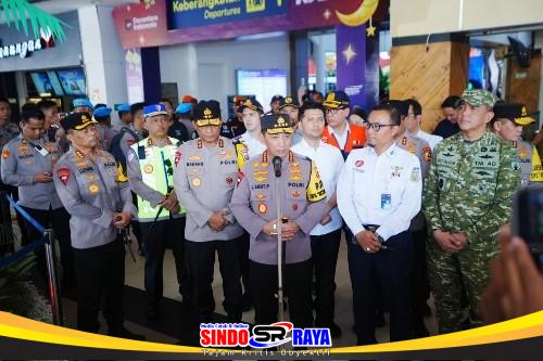 Kapolri Jenderal Listyo Sigit Prabowo memberikan keterangan pers mengenai kesiapan mudik Lebaran 2026 di Stasiun Surabaya Gubeng.