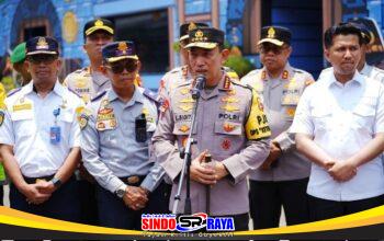 Kapolri Listyo Sigit Prabowo meninjau kesiapan mudik Lebaran 2026 di Terminal Purabaya.