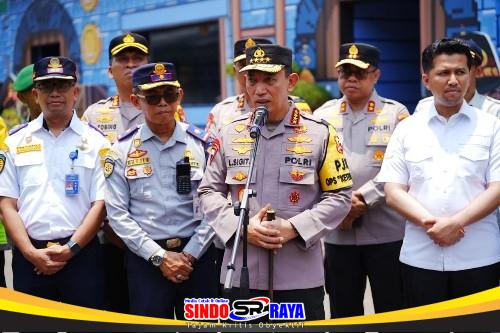 Kapolri Listyo Sigit Prabowo meninjau kesiapan mudik Lebaran 2026 di Terminal Purabaya.
