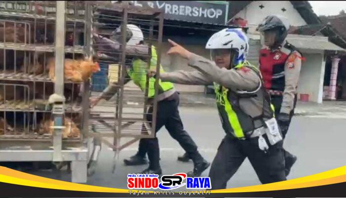 Respon Cepat Tim Urai Polres Blitar Bantu Kendaraan Mogok, Arus Lalu Lintas Tetap Lancar