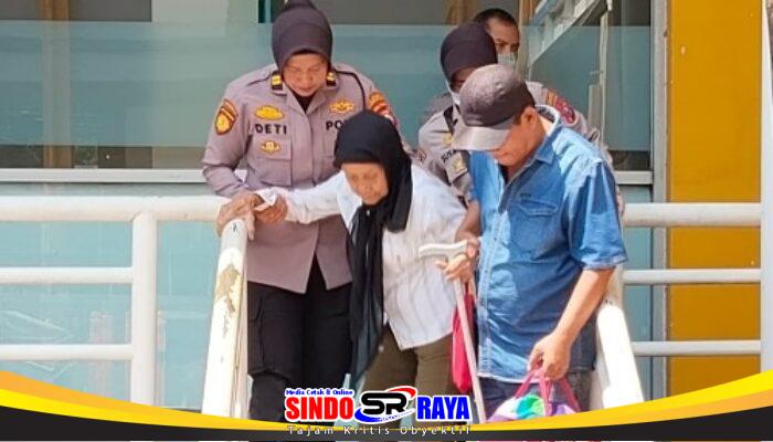 Layanan Humanis Polwan Polresta Sidoarjo Bantu Lansia di Terminal Purabaya Saat Arus Mudik
