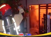 Petugas pemadam kebakaran Surabaya memadamkan api di gang sempit Sidoyoso.