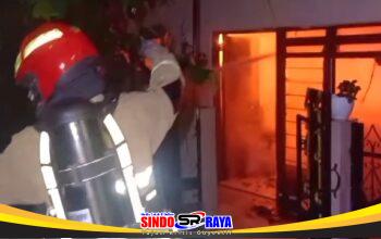 Petugas pemadam kebakaran Surabaya memadamkan api di gang sempit Sidoyoso.