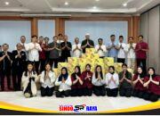 Karyawan Horison Arcadia Heritage Rajawali Surabaya berfoto bersama saat pembagian parcel Lebaran menjelang Idulfitri di ballroom hotel