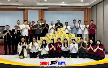 Karyawan Horison Arcadia Heritage Rajawali Surabaya berfoto bersama saat pembagian parcel Lebaran menjelang Idulfitri di ballroom hotel