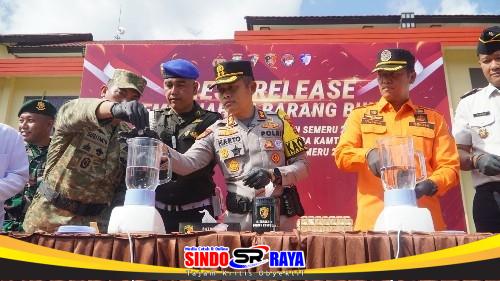 Kapolres Pasuruan AKBP Harto Agung Cahyono bersama jajaran memusnahkan barang bukti sabu dalam Operasi Pekat Semeru 2026