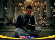 Pimpinan Redaksi Sindoraya.com sedang membaca Al-Qur'an dan berdoa memohon ampunan di masjid saat Ramadhan.