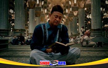 Pimpinan Redaksi Sindoraya.com sedang membaca Al-Qur'an dan berdoa memohon ampunan di masjid saat Ramadhan.